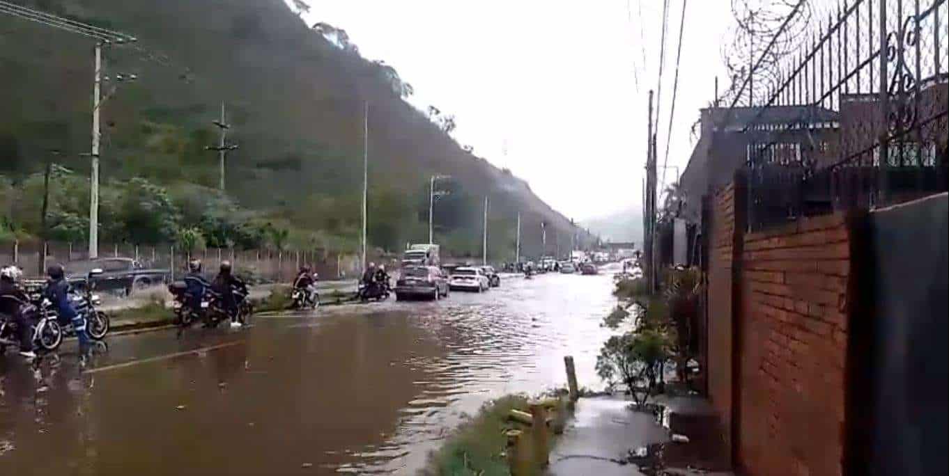 Carretera inundada, tráfico en Palín Escuintla se encuentra parado