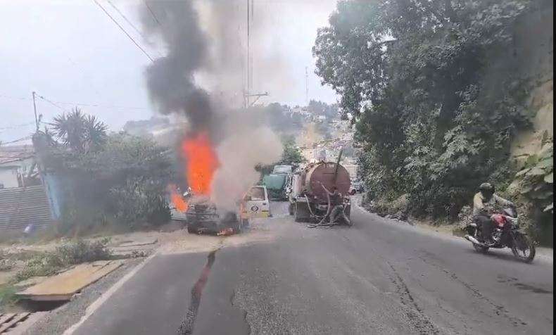 EN VIDEO | Vehículo se incendia en la ruta de Bárcenas a Milpas Altas