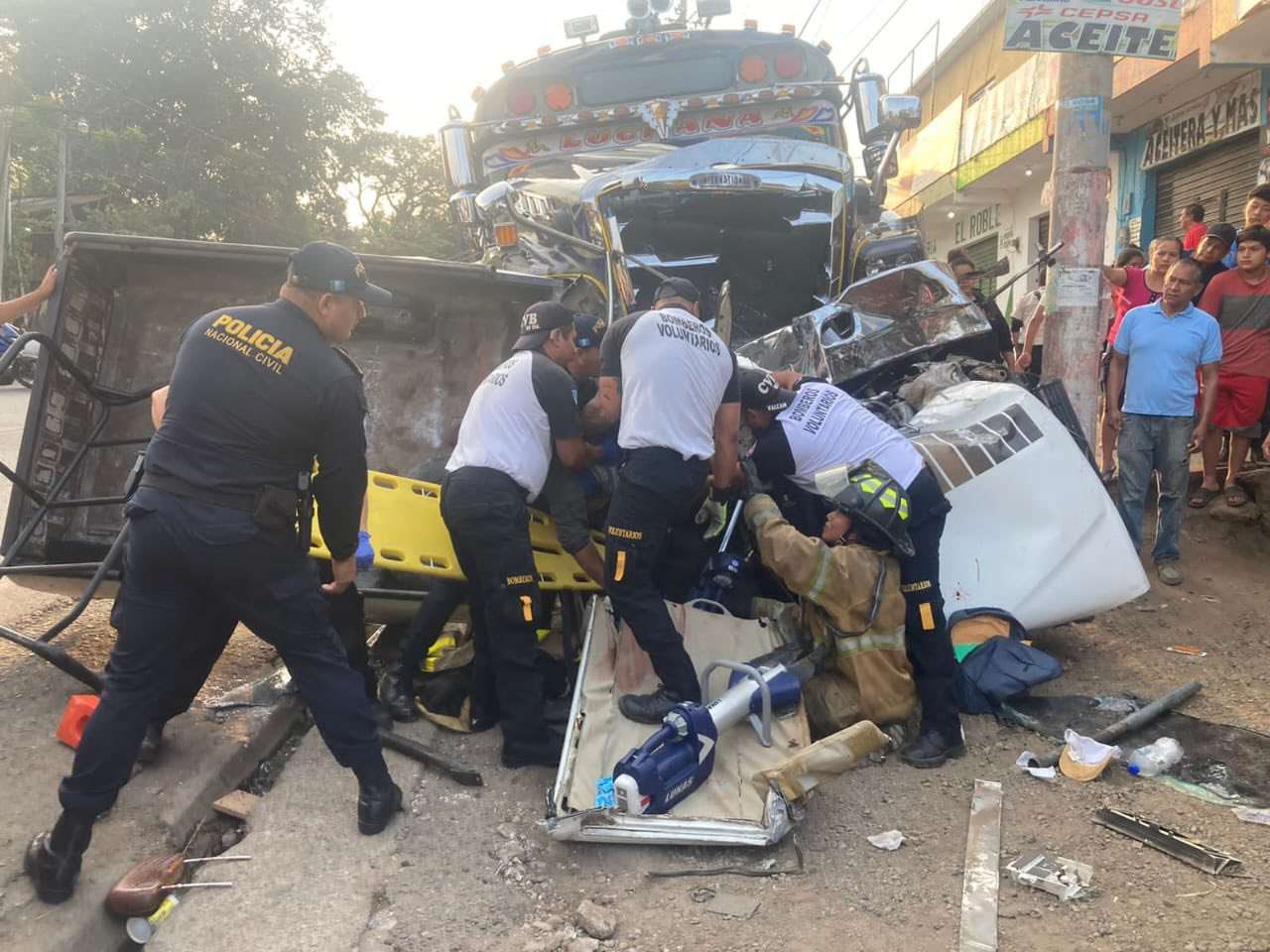 Autobús y un pick up colisionan en ruta a El Salvador, una persona es salvada con equipo eléctrico