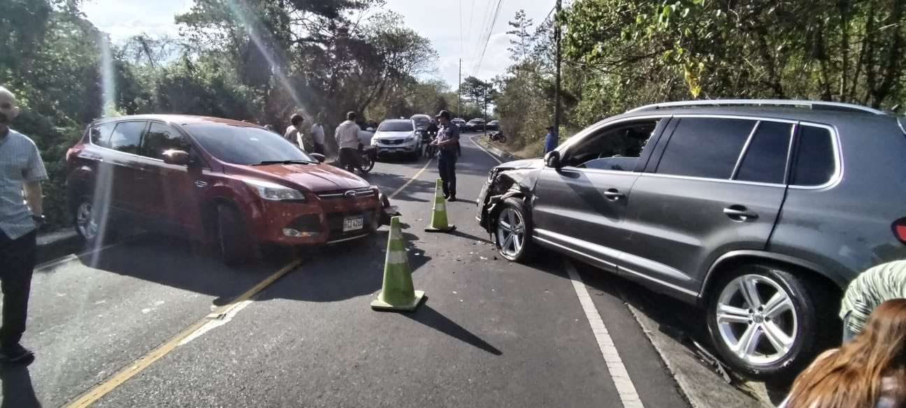 ÚLTIMA HORA | Dos vehículos chocan de frente y provocan bloqueo total de carriles en ruta a Hacienda Real, zona 16