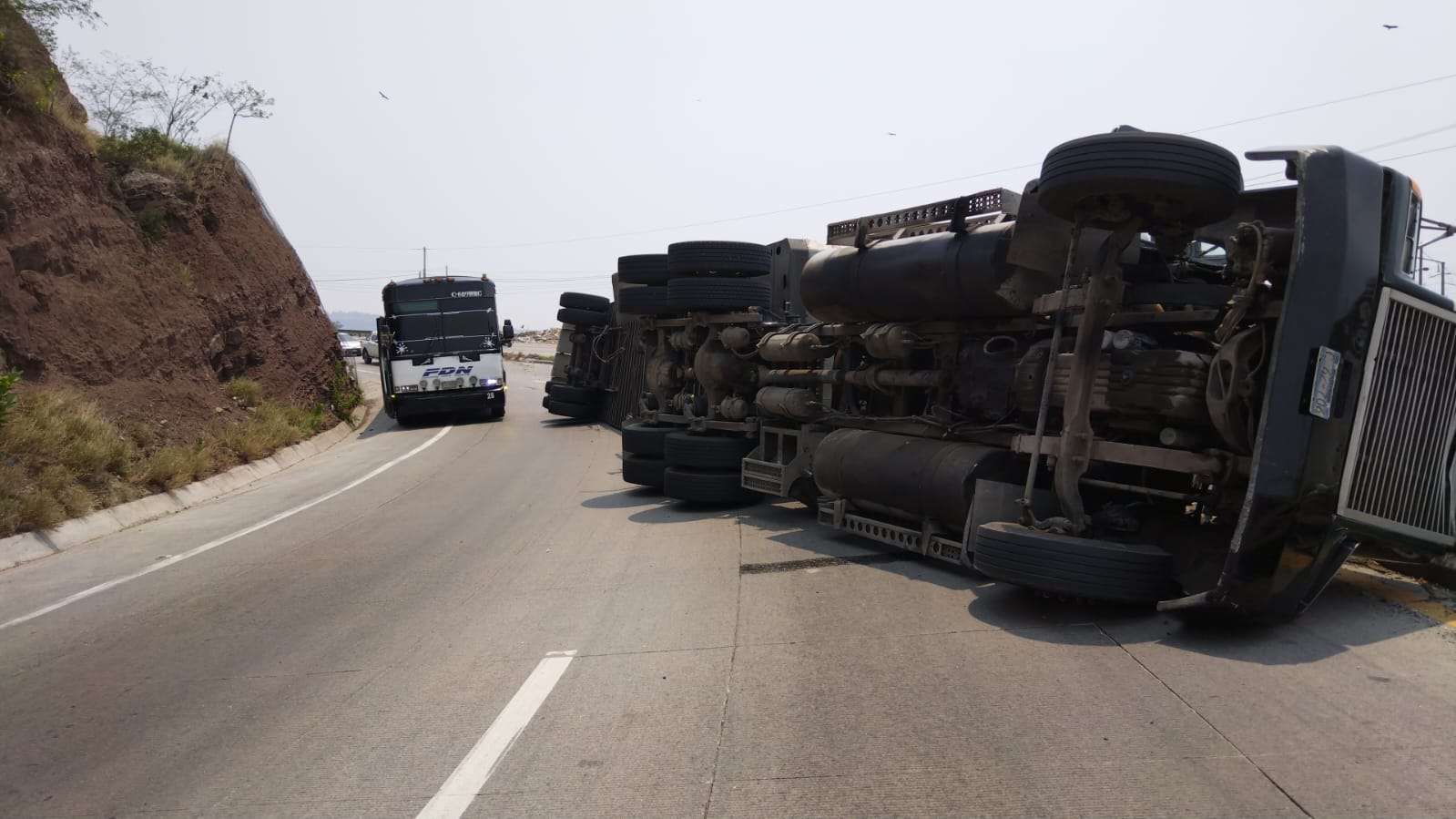 Tráiler volcado en kilómetro 79 de Guastatoya deja un herido