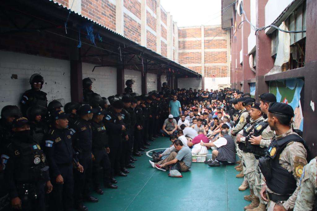 PNC realiza requisa en el preventivo para hombres, en la zona 18