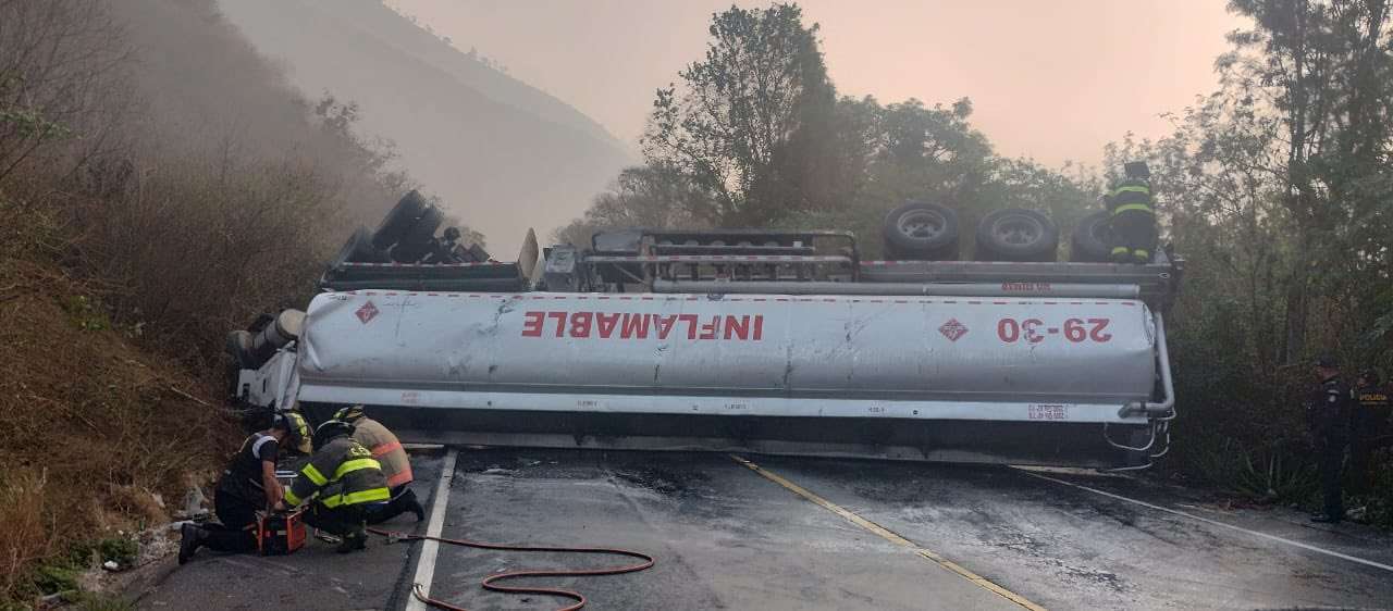 ÚLTIMA HORA | Cisterna volcada en Sacatepéquez deja un muerto