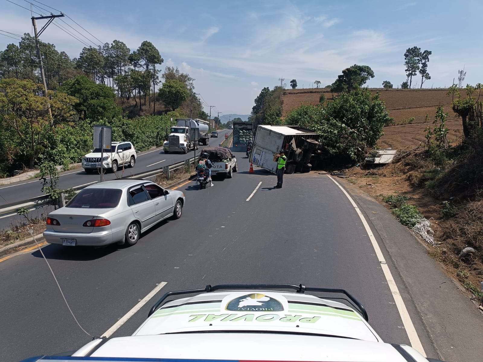 Camión volcado deja caos vehicular y daños materiales en kilómetro 41, Sacatepéquez