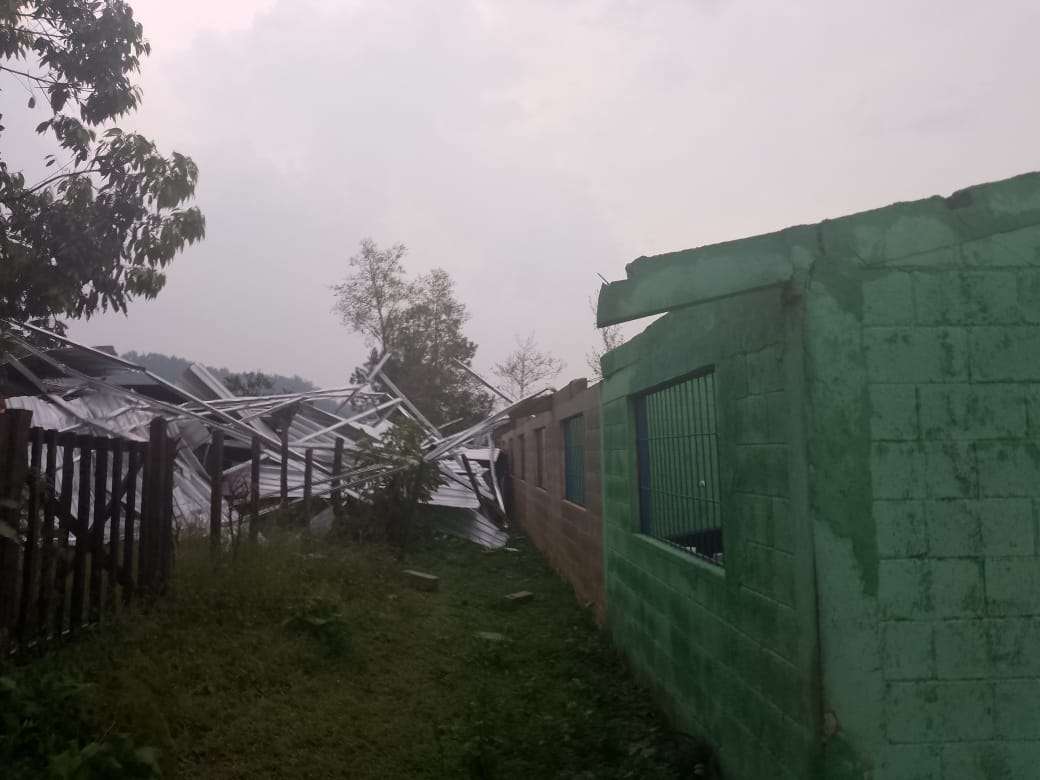 EN FOTOS | Lluvia y viento "destruye" escuela en Chajul, Quiché