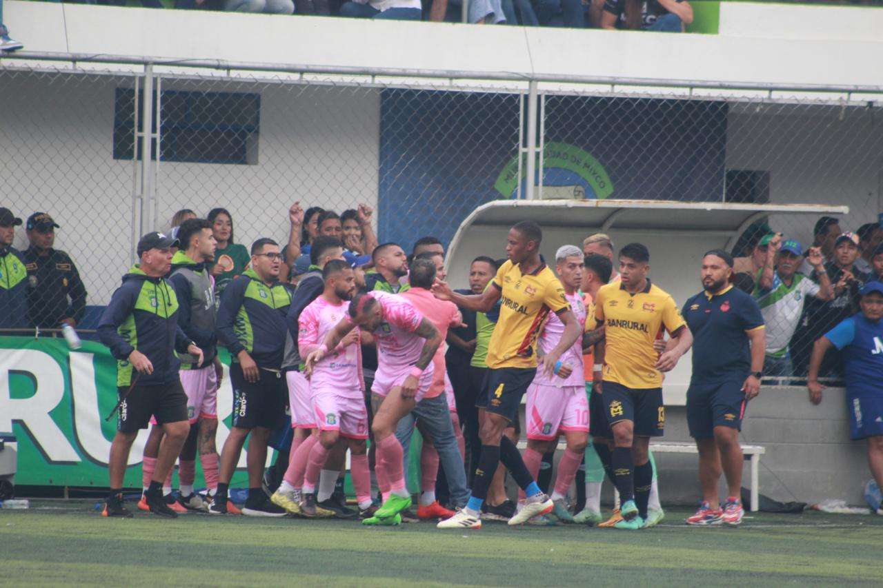 fariñafariña golpea al paraguayo ROque Caballero