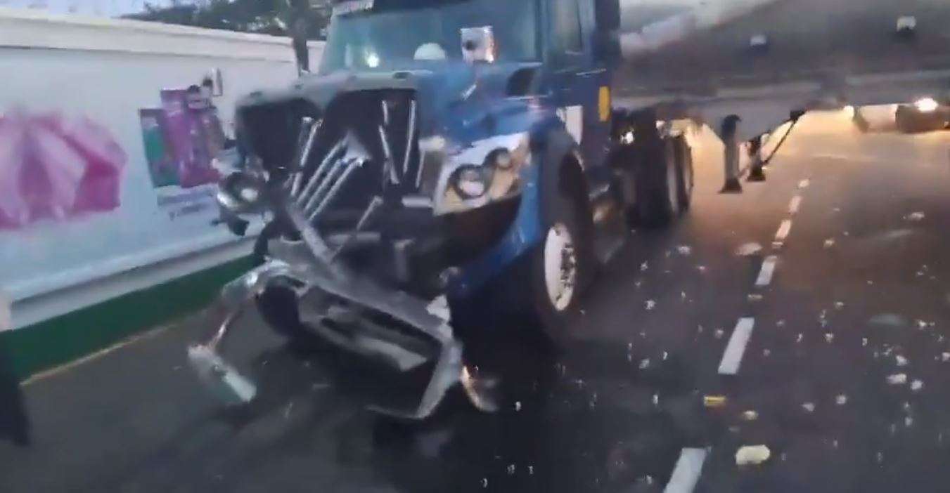 ÚLTIMA HORA | Dos tráileres chocan y provocan caos vehicular en 55 calle calzada Aguilar Batres hacia el sur