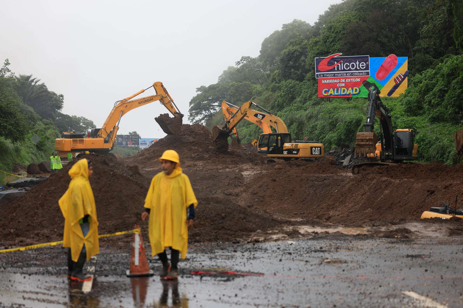 La principal carretera hacia el sur de Guatemala permanecerá inhabilitada tres semanas más