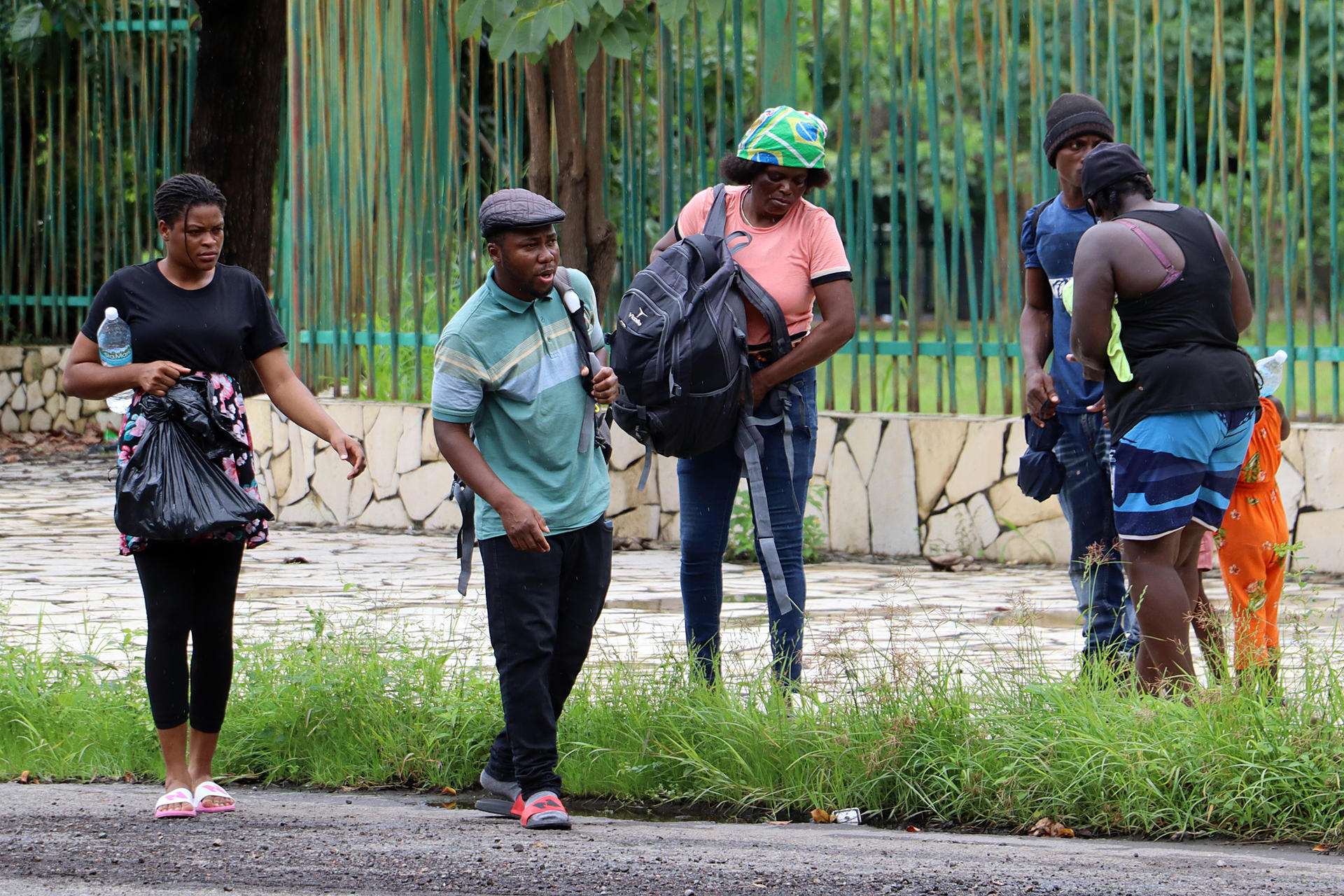 Migrantes desafían la alerta por lluvias y ciclones para cruzar la frontera sur de México
