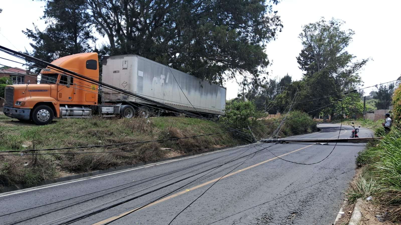 EEGSA reporta problemas de luz en zona 8 debido a accidente de tráiler