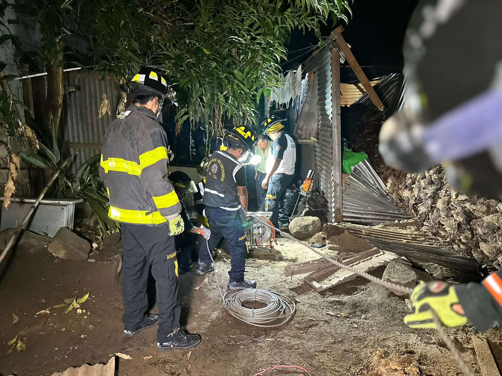 Un árbol cae en una casa en Antigua y una mujer muere
