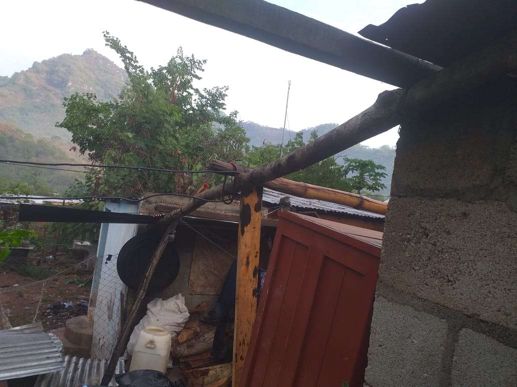 Fuertes vientos en La Democracia causan daños en viviendas