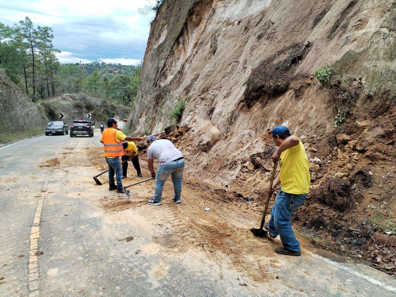 Habilitan paso vehicular en la aldea La Estancia, Quiché tras bloqueo causado por derrumbe