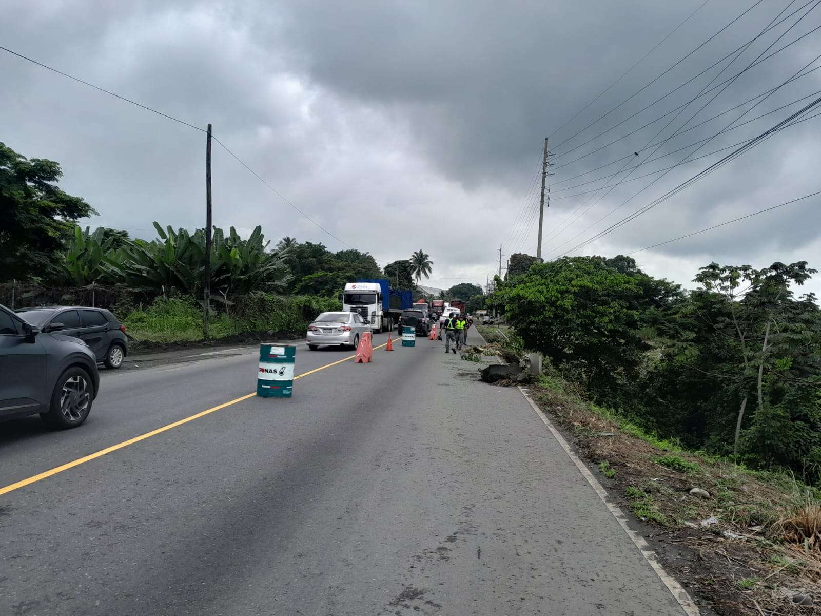 ÚLTIMA HORA | Saturación del suelo por lluvia provoca socavamiento en carretera de Santa Lucía Cotzumalguapa