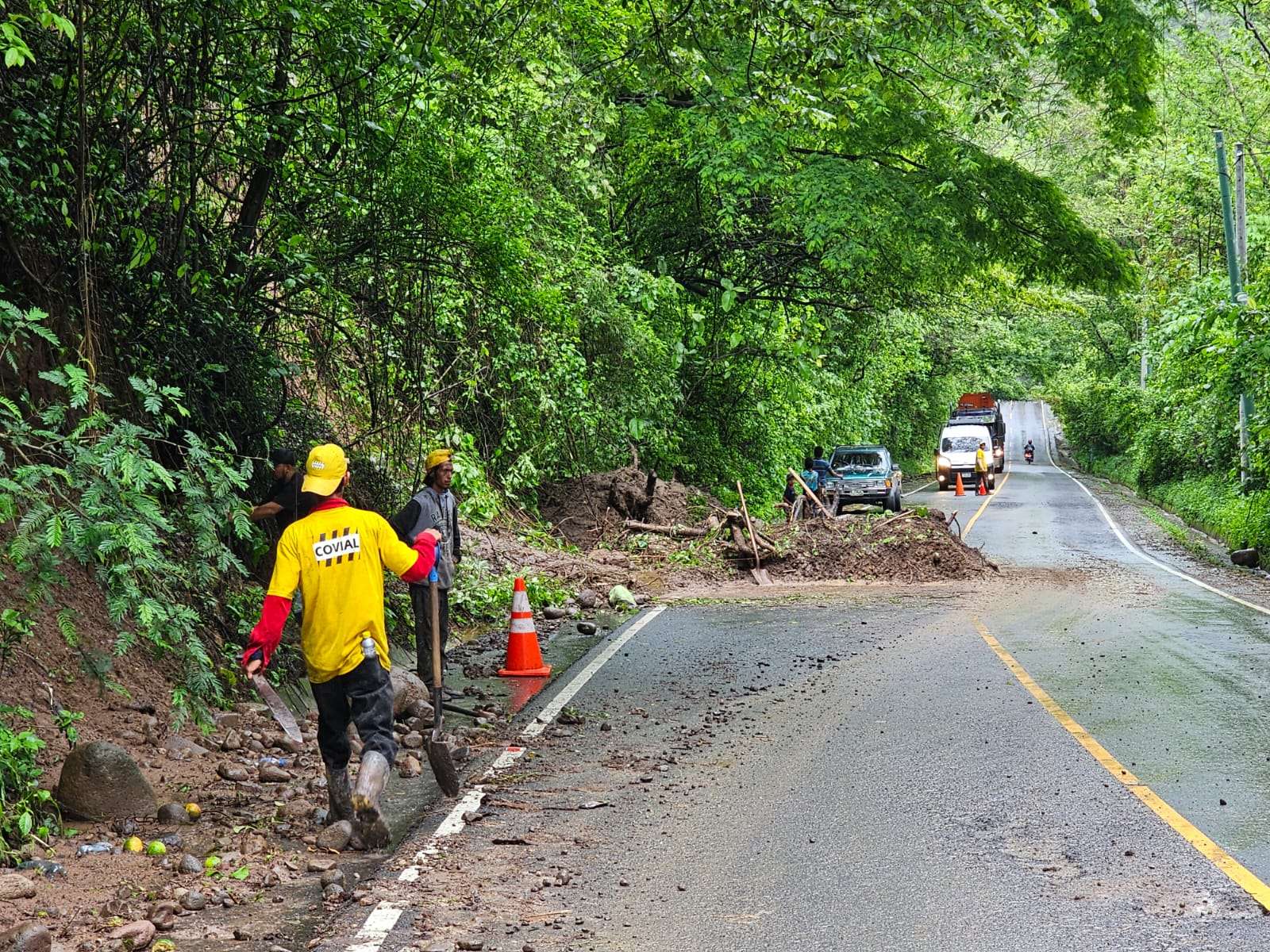ÚLTIMA HORA | Árbol caídos y lodo obstruyen carril en Km. 74.3 ruta a Chiquimulilla, Santa Rosa
