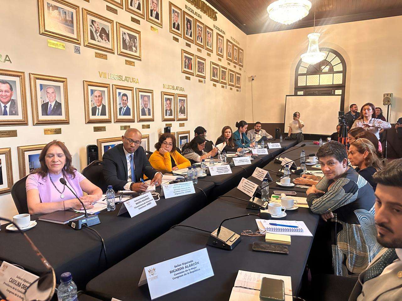 Comisión de la Mujer busca mejorar seguridad laboral y evitar estafas a mujeres que trabajan en el exterior