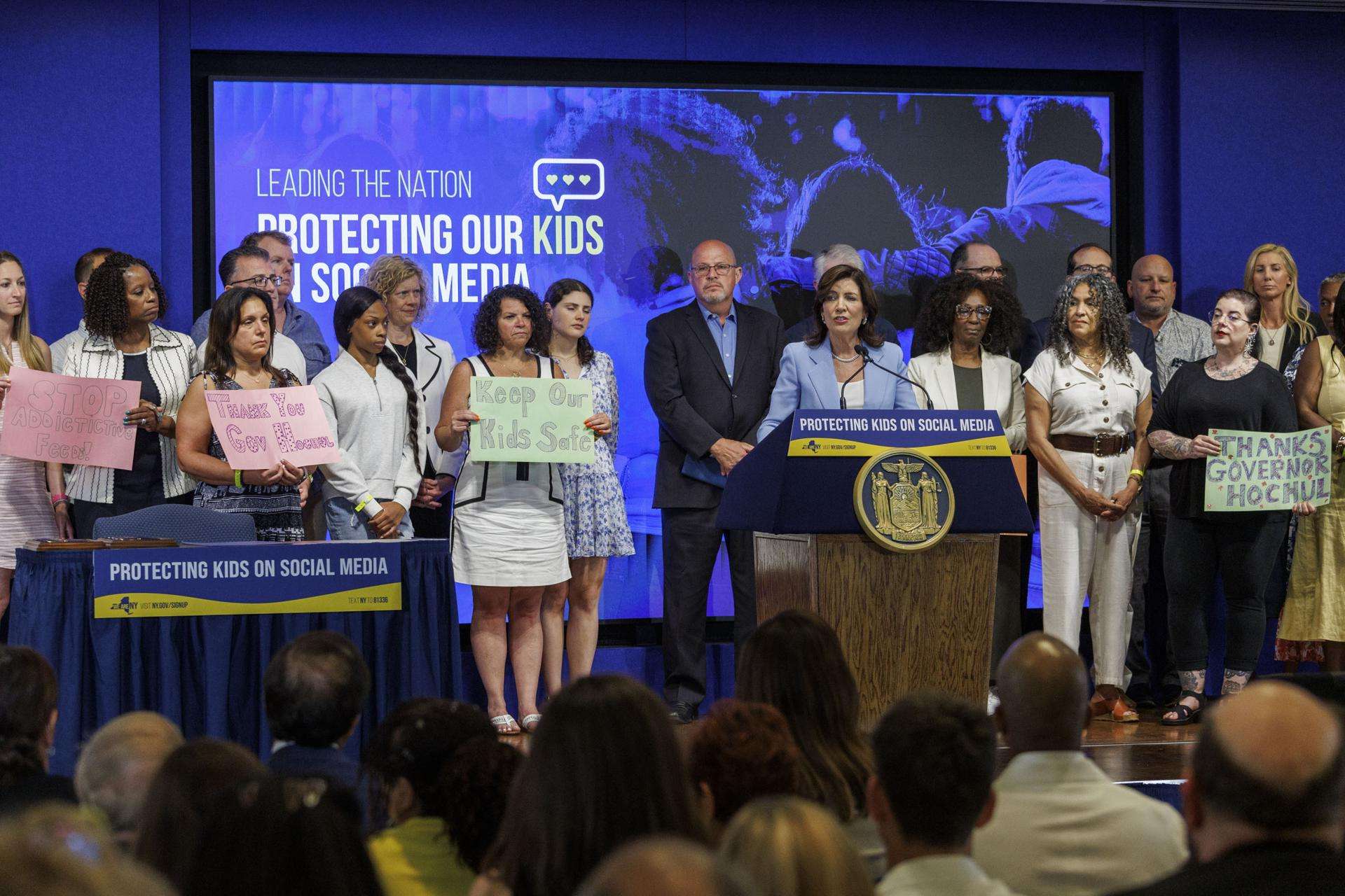 Nueva York, pionero en EE.UU. en restringir el adictivo algoritmo de redes para menores