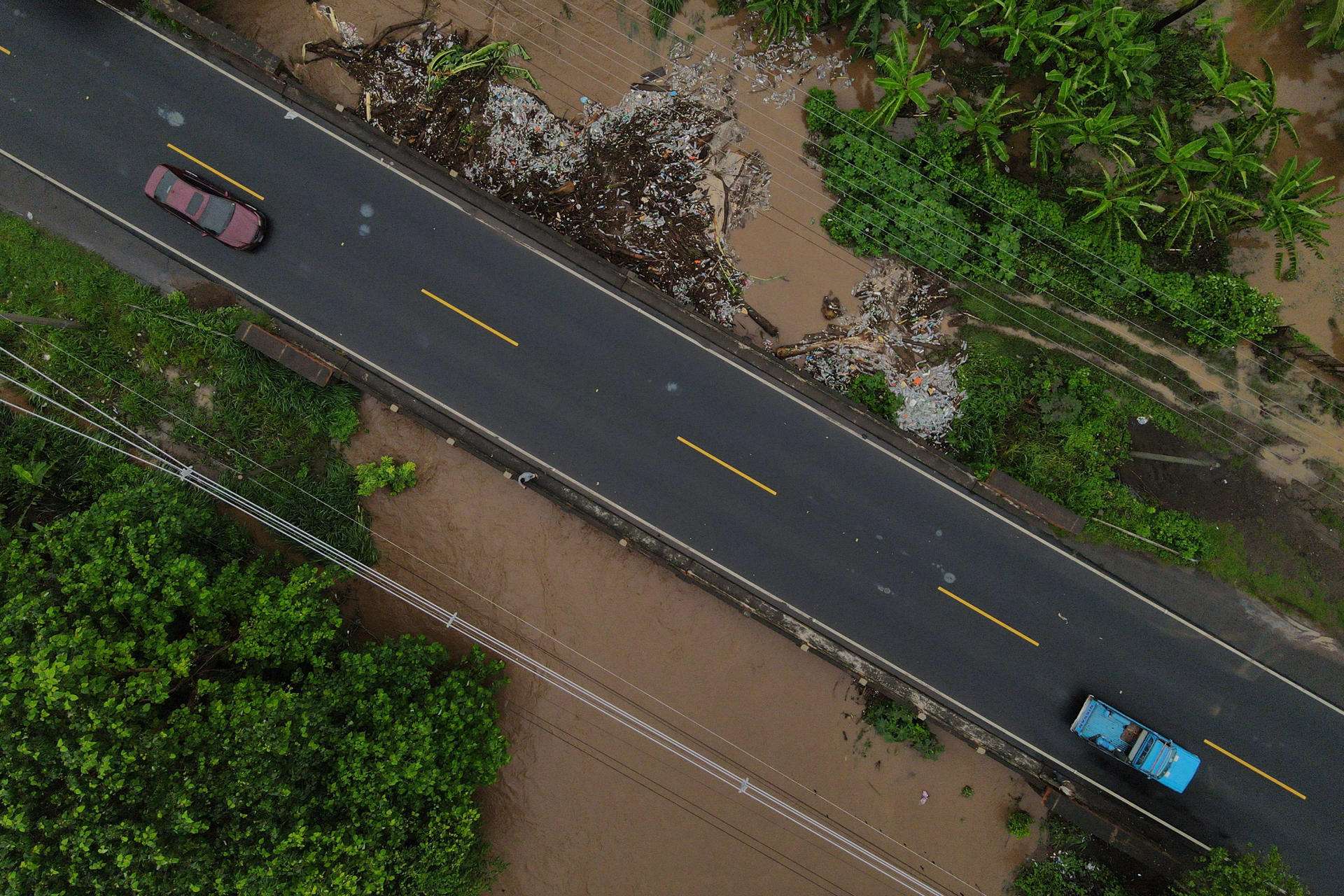 Las fuertes lluvias en El Salvador dejaron al menos 12 muertos, después de que se registró un nuevo fallecido en las últimas horas, mientras que el número de evacuados superó los 2.100, según informaron este miércoles las autoridades de Protección Civil del país centroamericano.