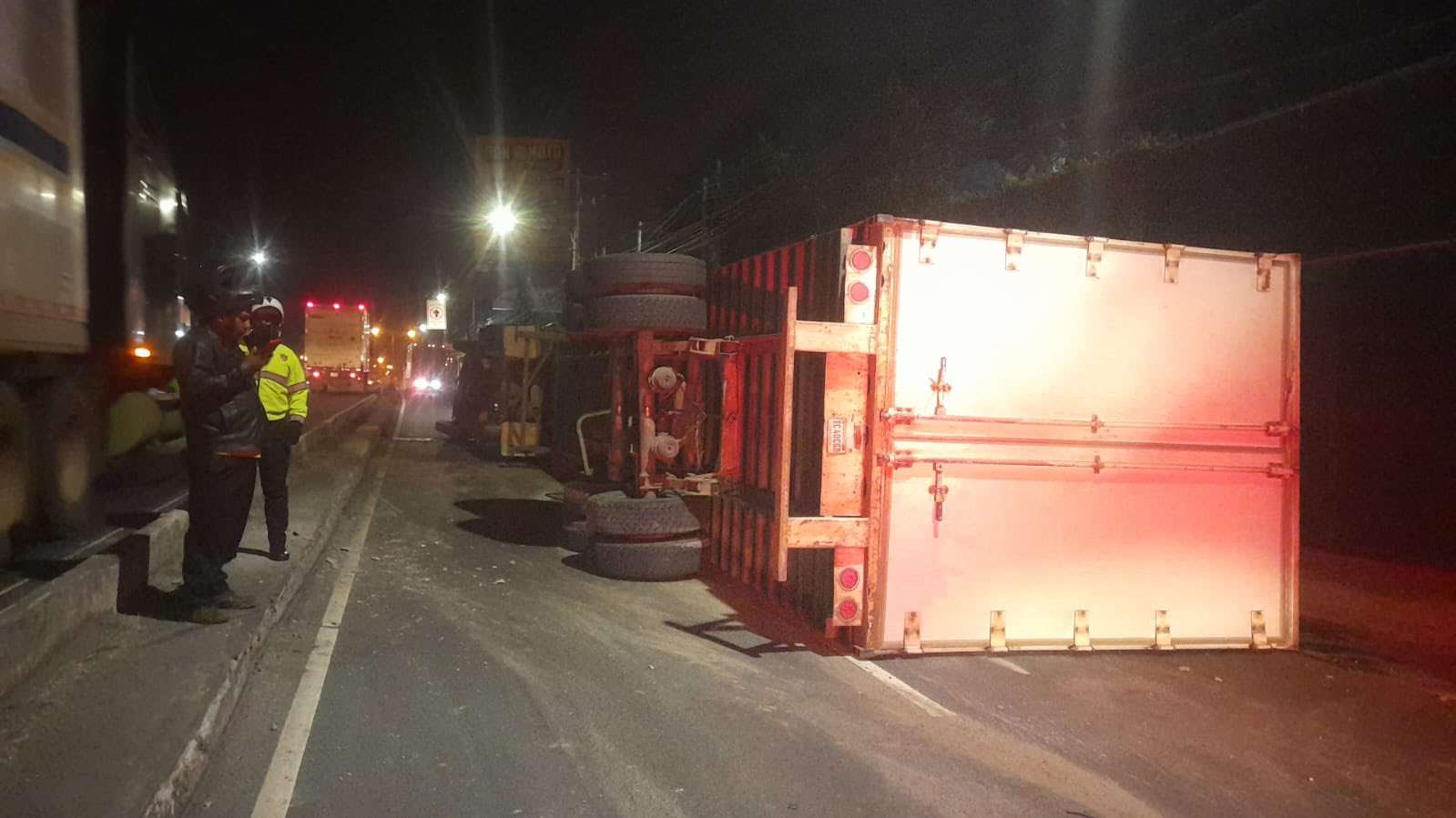 Tráiler volcado en Calzada Aguilar Batres provoca caos en el tránsito