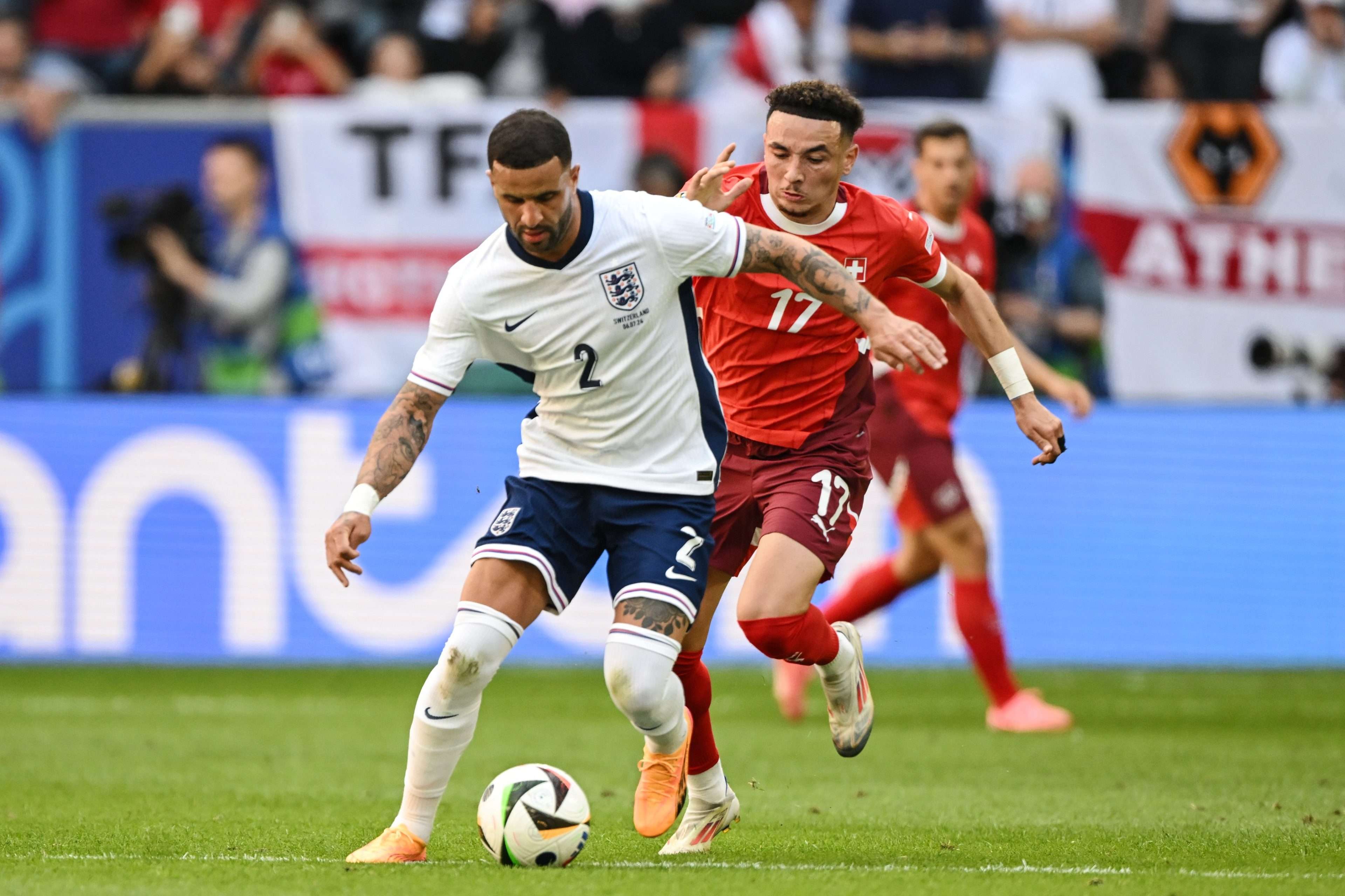 Inglaterra Domina a Suiza en la Primera Mitad