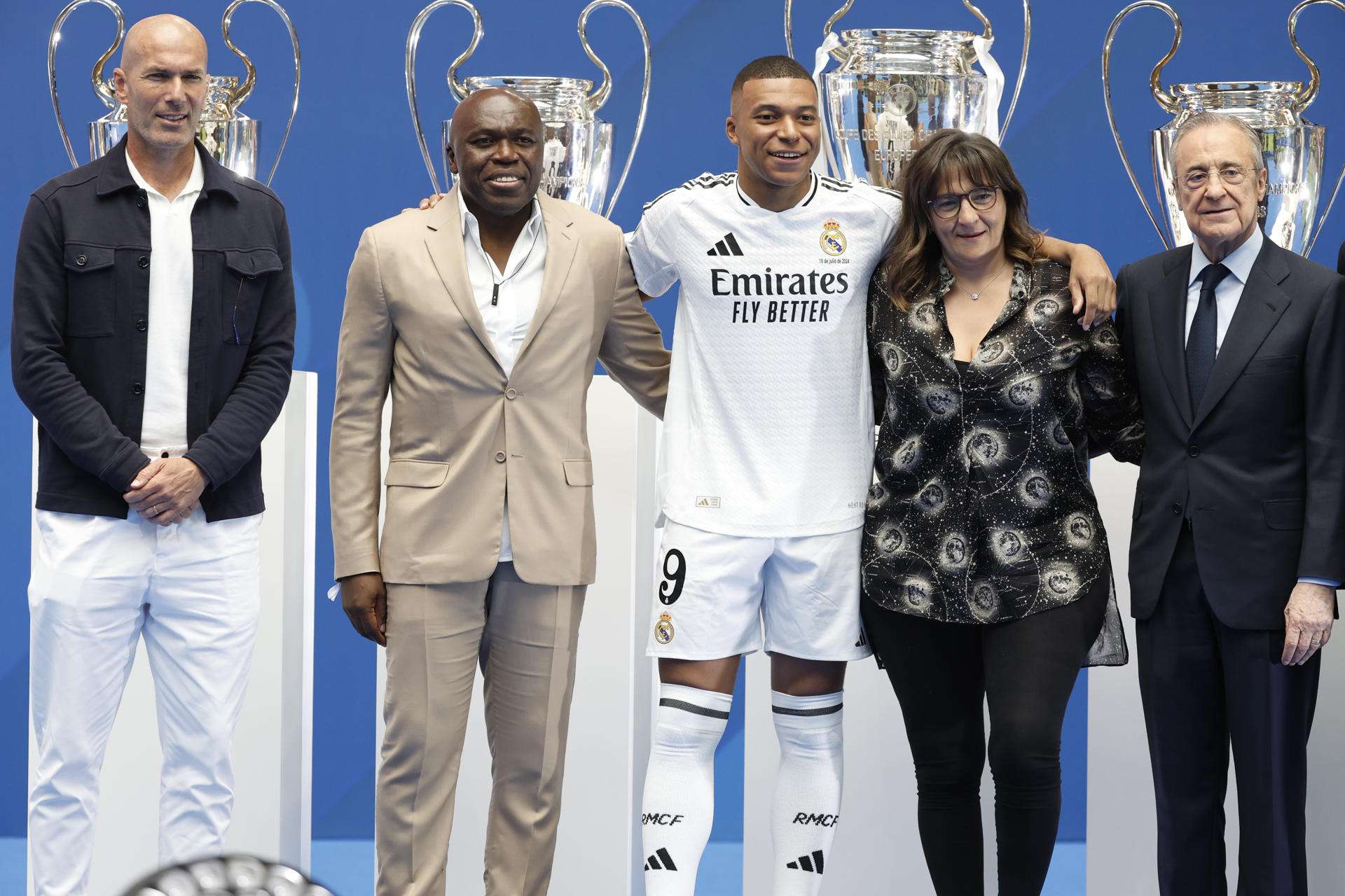 Florentino Pérez, acompañado por Zidane en la presentación de Mbappé