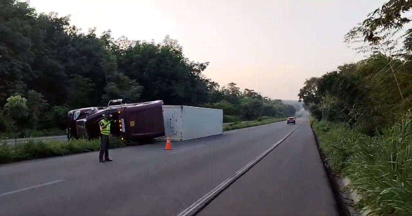 Camión volcado en kilómetro 134 de ruta CA-2 Nahualate provoca bloqueo de carril