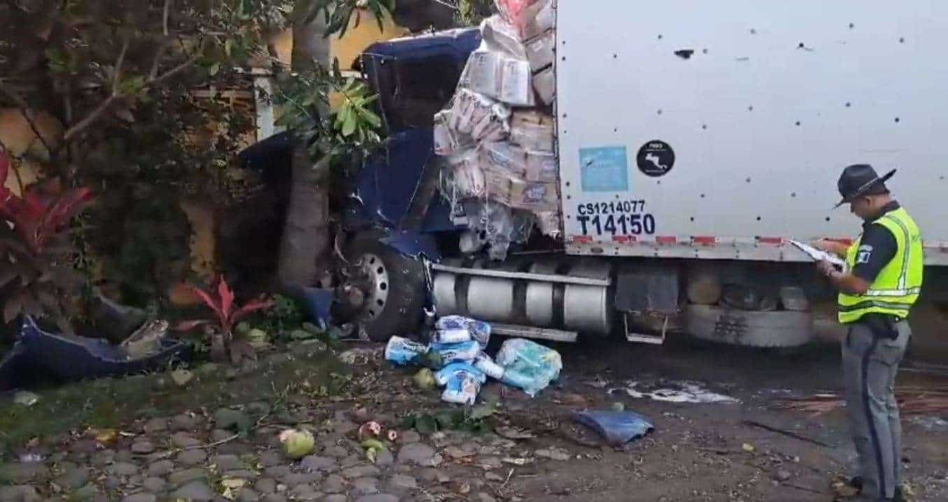 ÚLTIMA HORA | Cabezal y camión chocan en ruta CA-2, Suchitepéquez, se reportan daños materiales