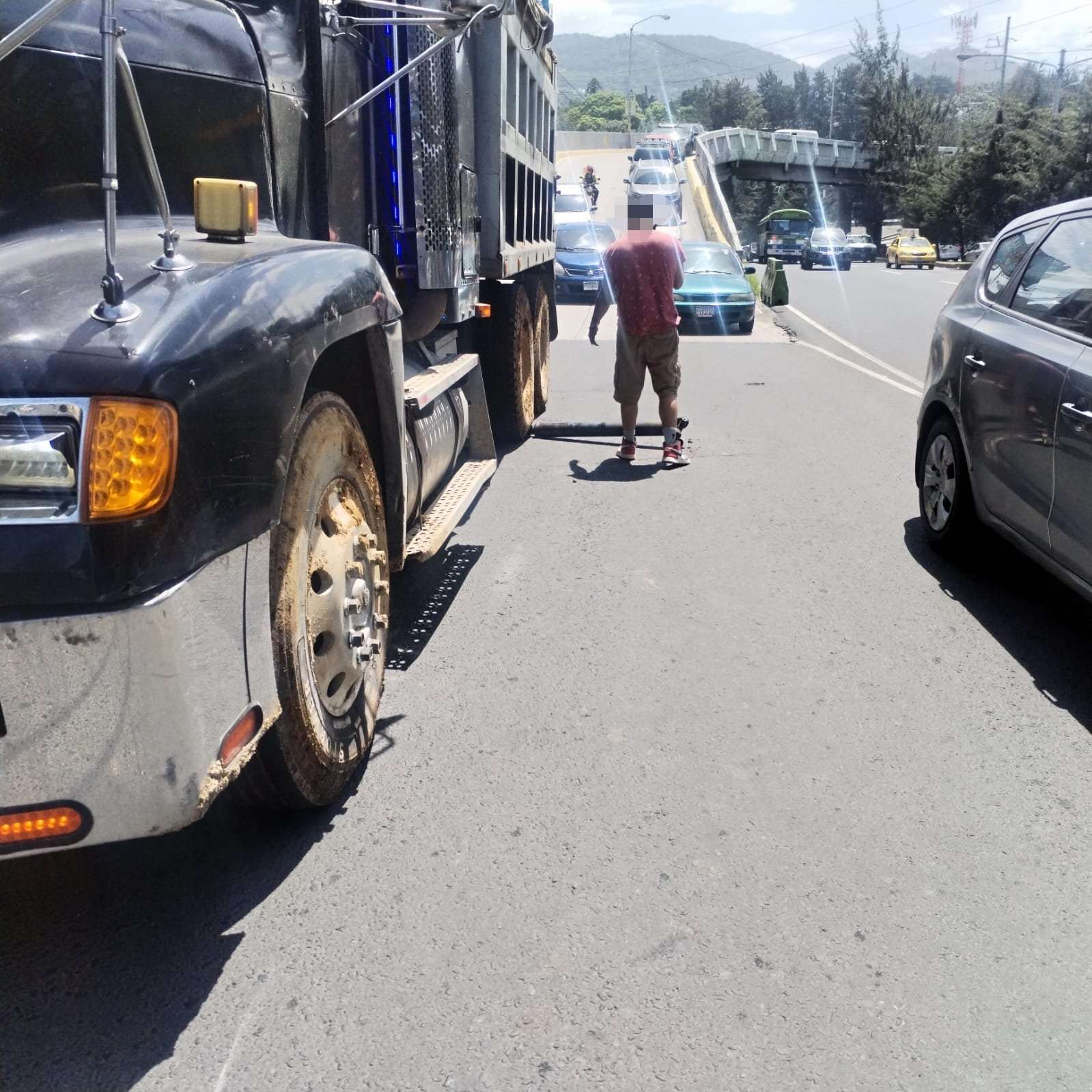 ÚLTIMA HORA | Camión con desperfectos mecánicos complica tráfico en Calzada Roosevelt