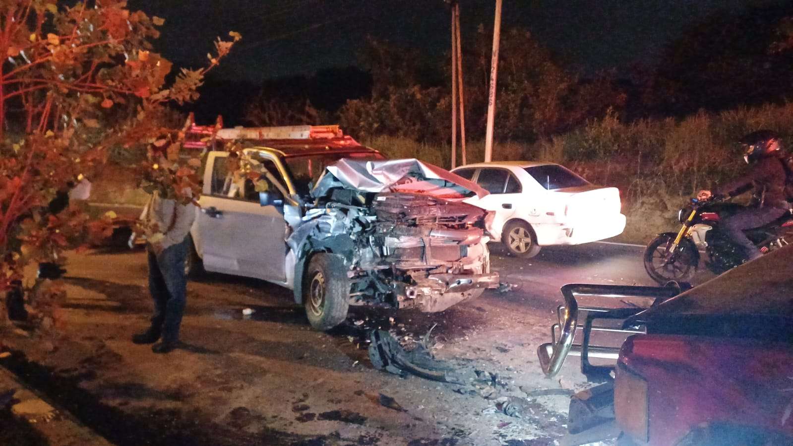 Fuerte choque en carril reversible en Charcas provocó tráfico matutino