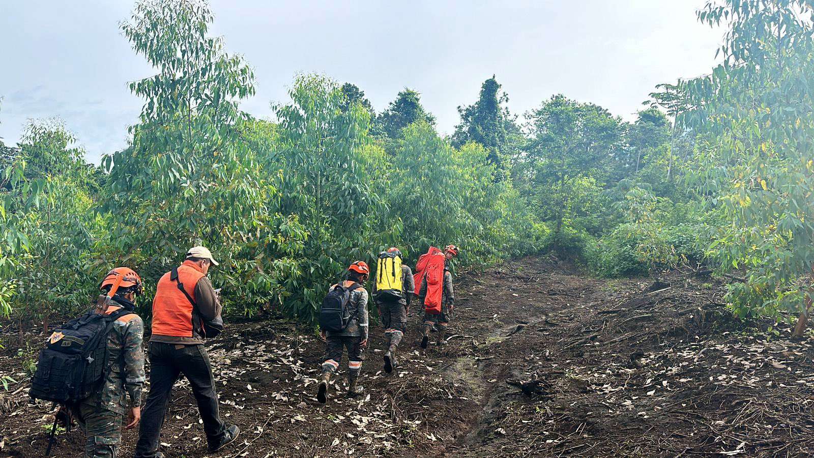 Bomberos y Eeército intensifican búsqueda de avioneta desaparecida en volcán de agua