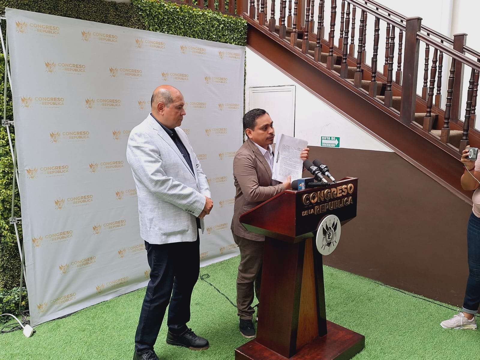 Denuncia contra exfuncionarios por presunto desvío de fondos en proyectos de calamidad