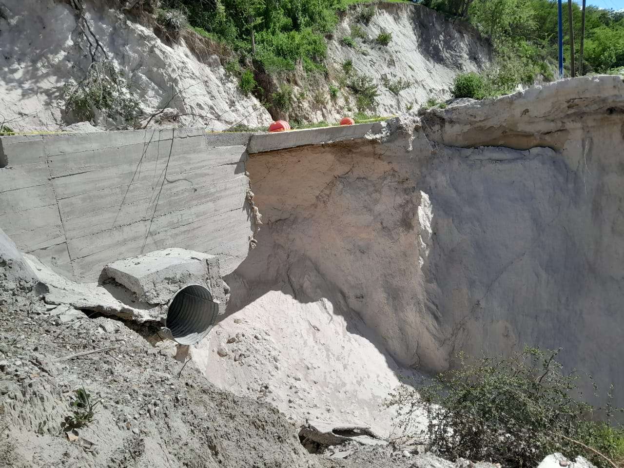 Lluvia persistente causa daños en carreteras y tuberías