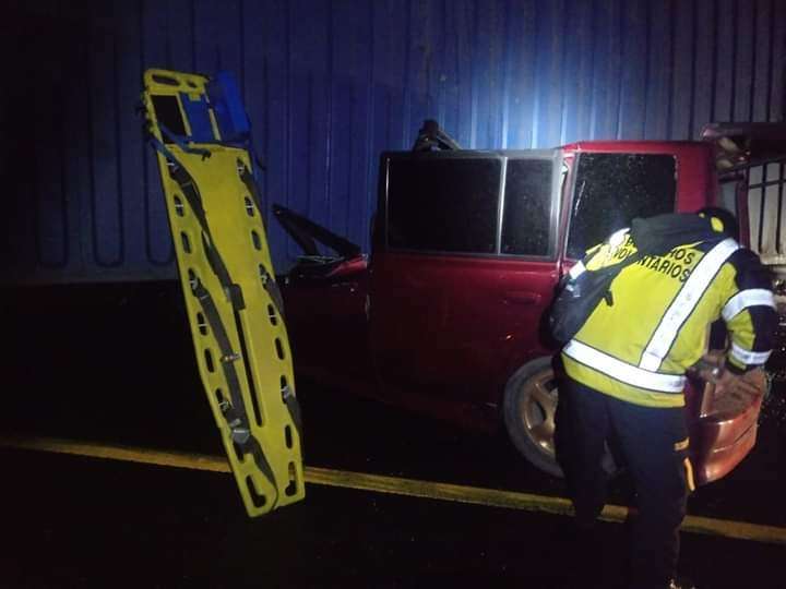 ¡Paso cerrado! Cabezal aplasta auto en km 69 ruta RN-14, una persona muerta