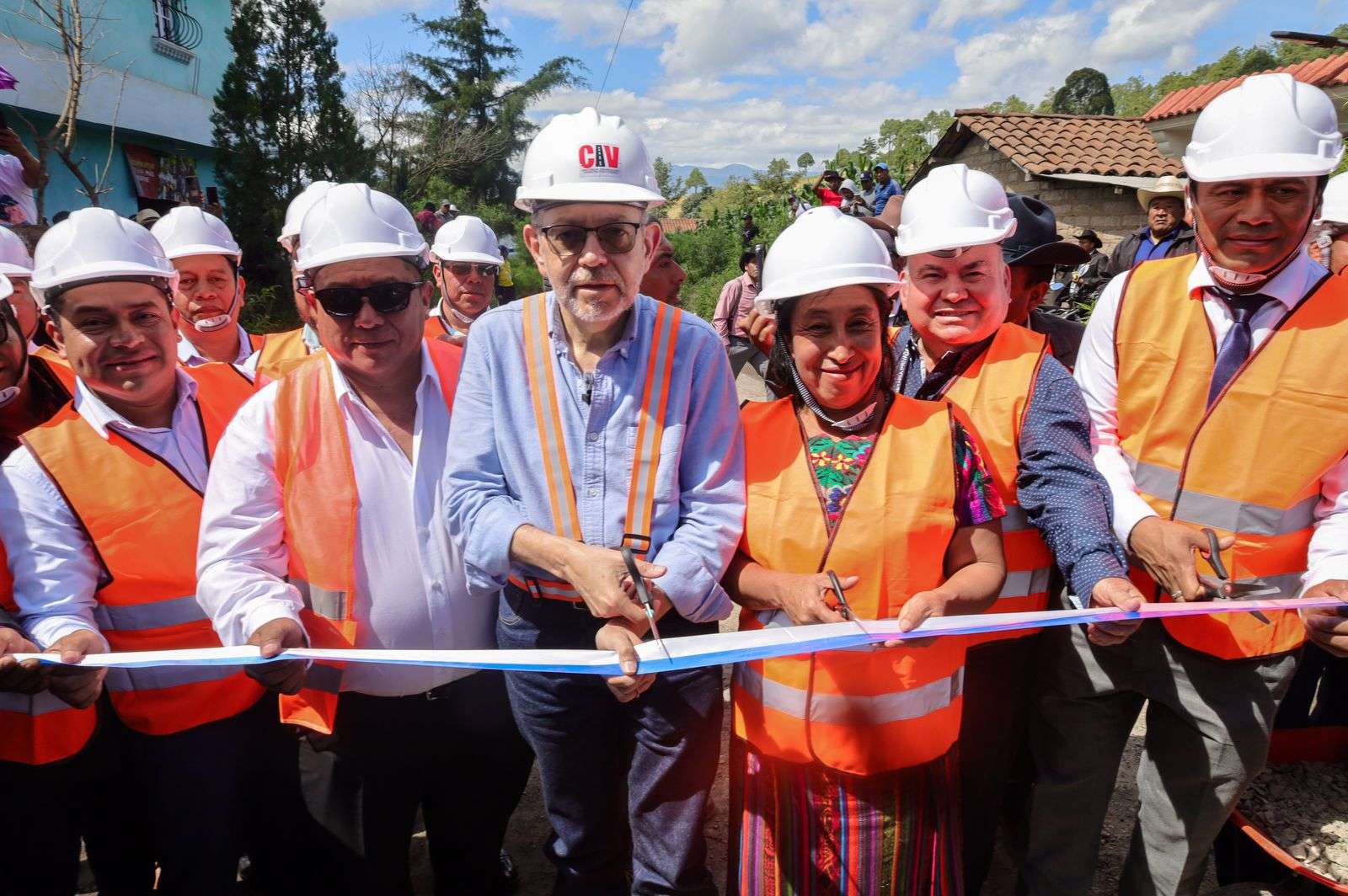 Inicia construcción de tramo carretero de 11 kilómetros que conectará Quiché y Totonicapán