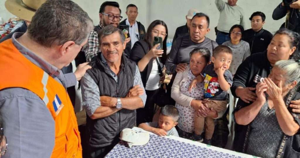 Arévalo supervisa atención a víctimas de deslizamientos en Pastores, Sacatepéquez