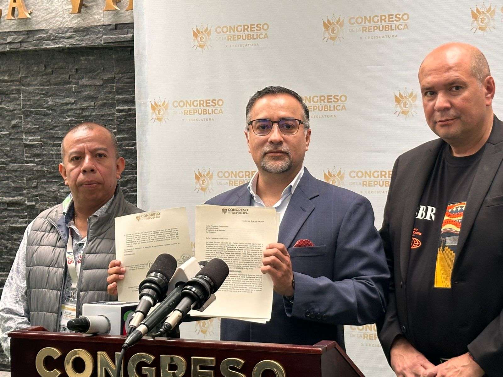 Los diputados pertenecientes a la bancada VOS realizaron una conferencia de prensa para informar que han enviado una carta al presidente de la República, Bernardo Arévalo, solicitando su intervención urgente ante la crisis que enfrentan tres municipios del sur del departamento de Guatemala debido a las fuertes lluvias.