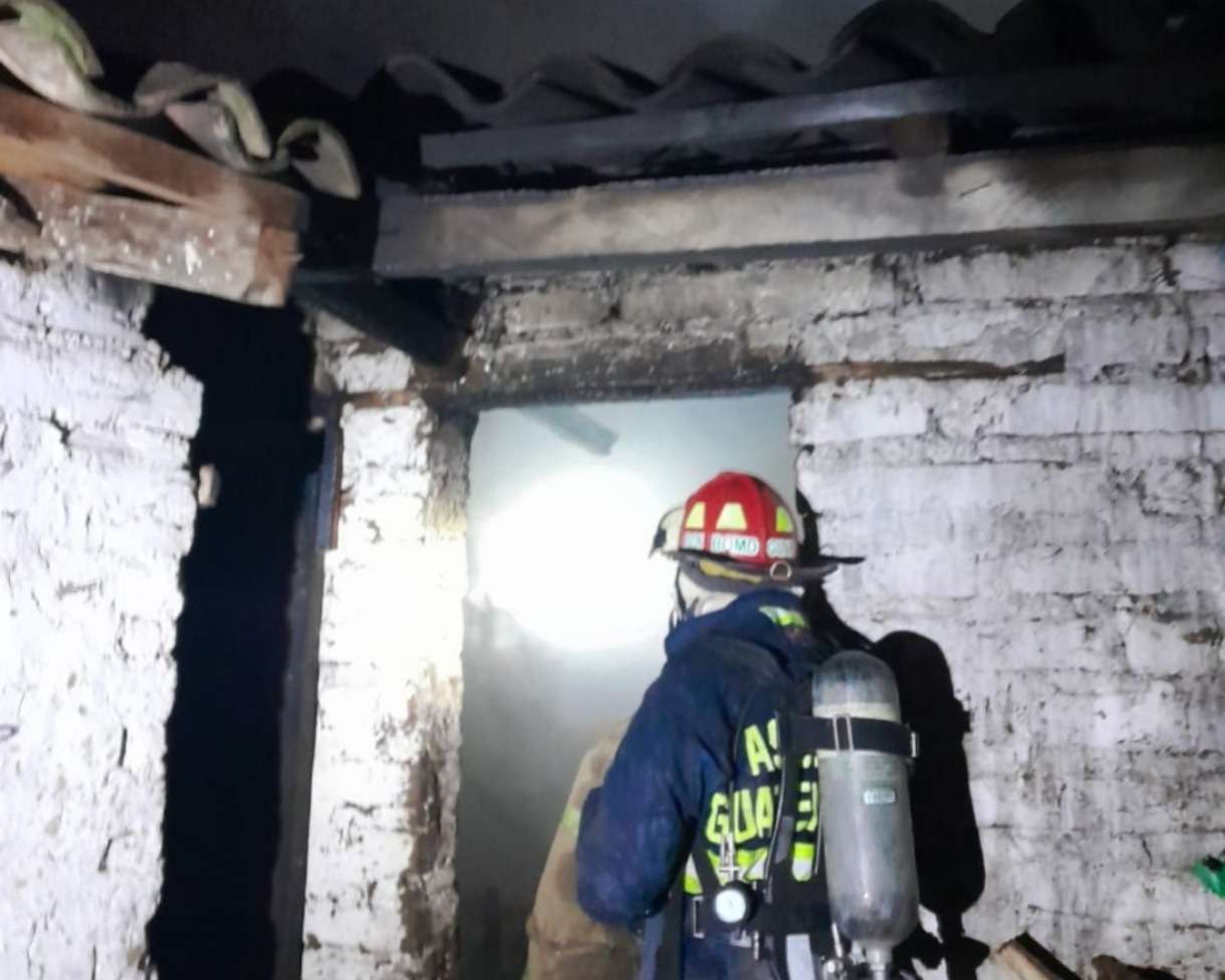 Incendio en vivienda deja un herido con quemaduras en Cantón Xesuc, San Cristóbal Totonicapán