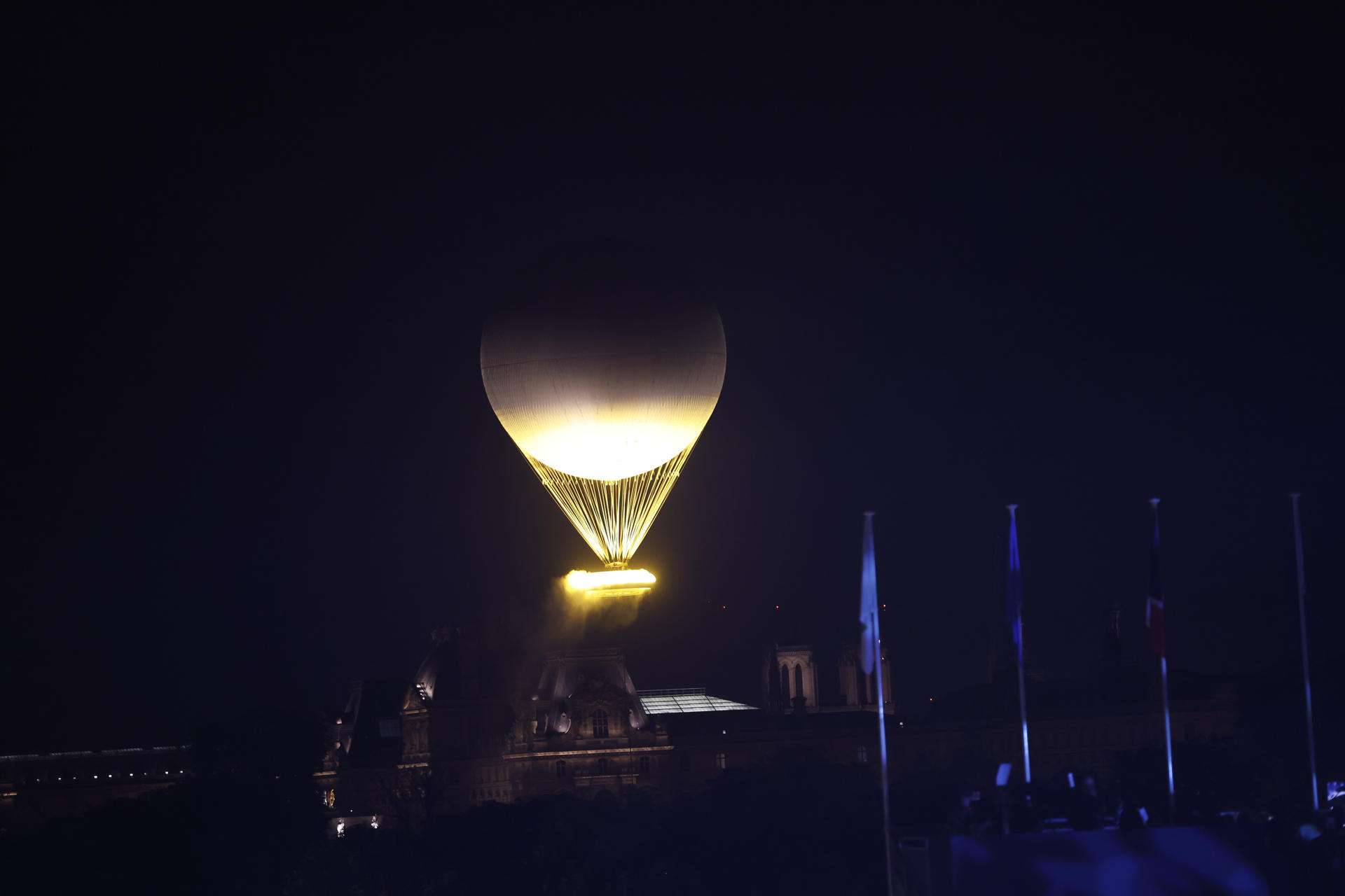 La llama paralímpica ilumina París de ‘la discordia a la Concordia’