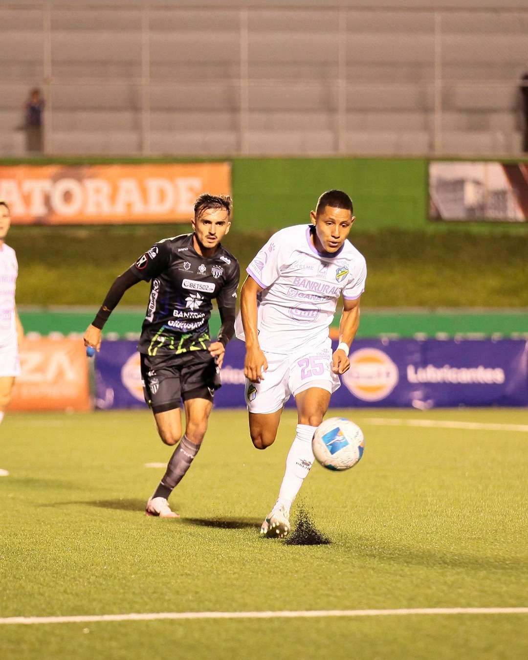 Cremas y Antigua empatan en juego con polémica incluida y un expulsado