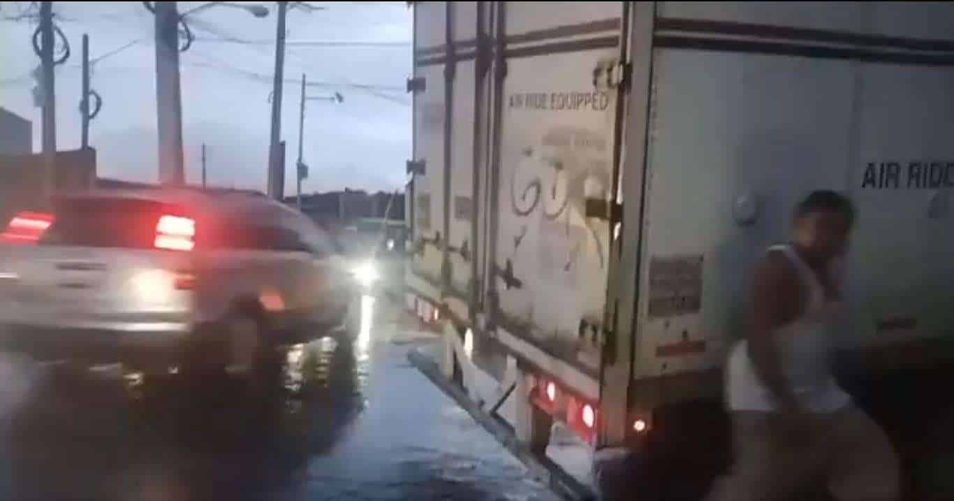 Tráiler encunetado en puente Tubac complica tránsito en Villa Nueva