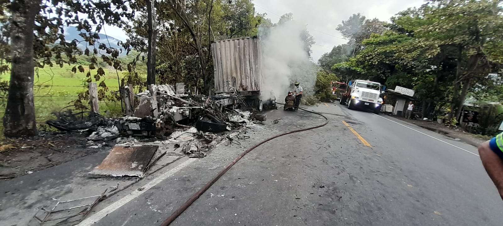 ÚLTIMA HORA | Tráiler se incendia en kilómetro 210 de Los Amates, sin heridos