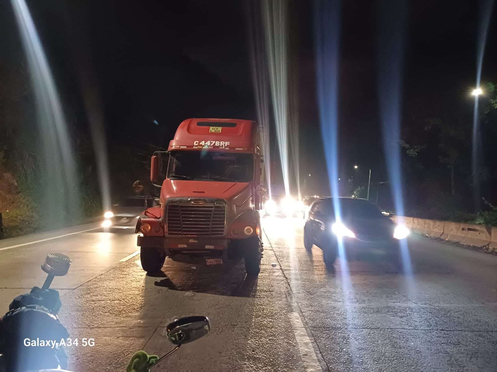 Tráiler con fallas mecánicas causa congestionamiento en Villa Lobos, tráfico ya normalizado