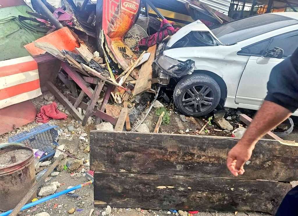 ÚLTIMA HORA | Carro choca contra venta de comida en Kilómetro 53 del Libramiento, Chimaltenango