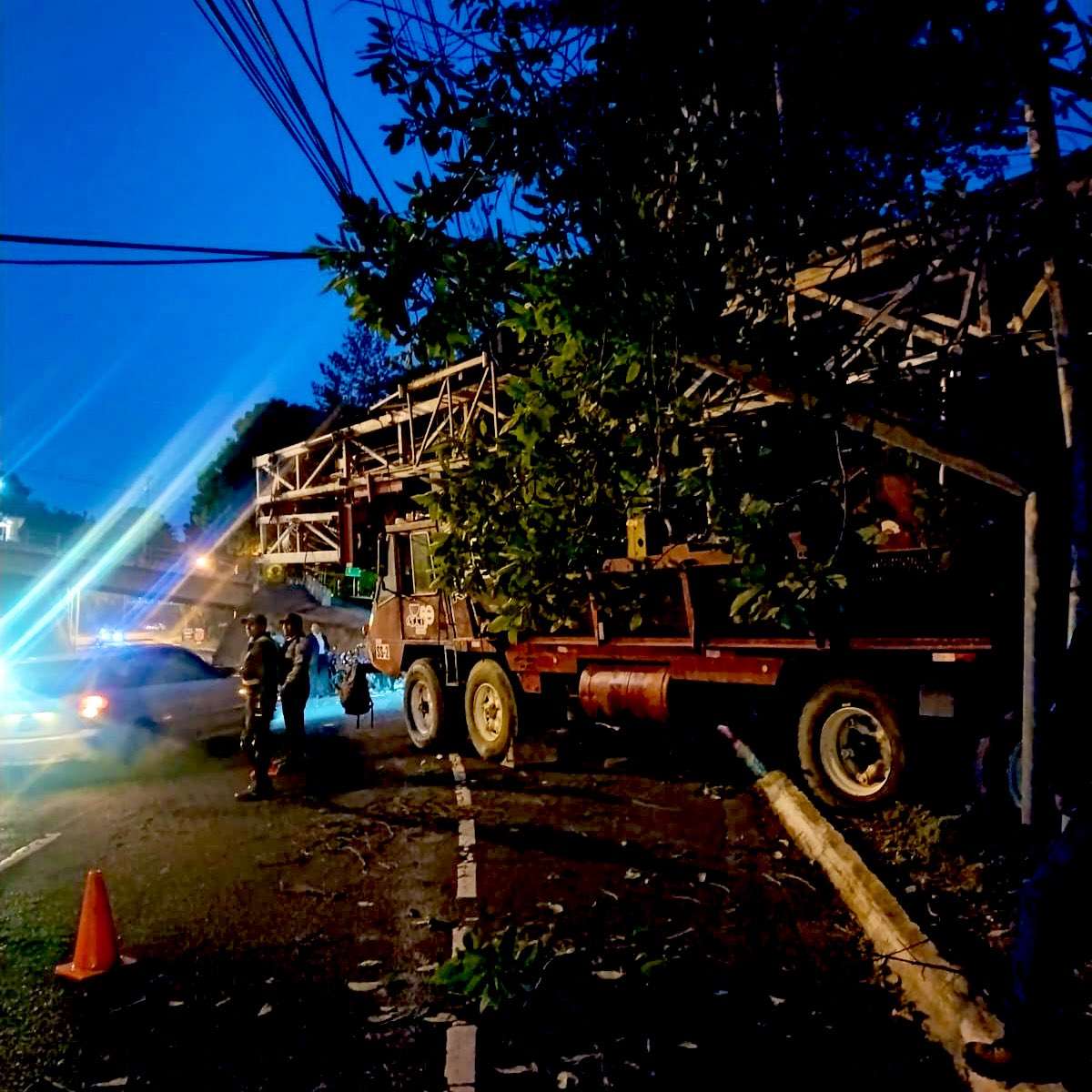 Grúa pierde control y destruye poste de energía eléctrica en zona 16