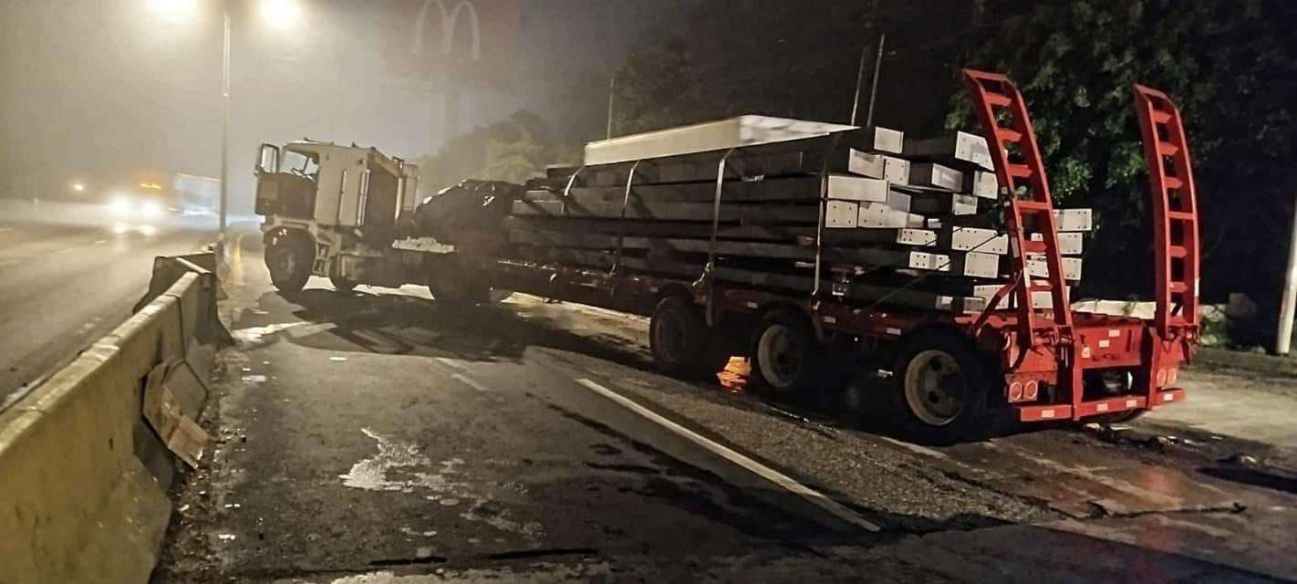 ÚLTIMA HORA | Vehículo de transporte pesado choca en kilómetro 12 de Santa Catarina Pinula