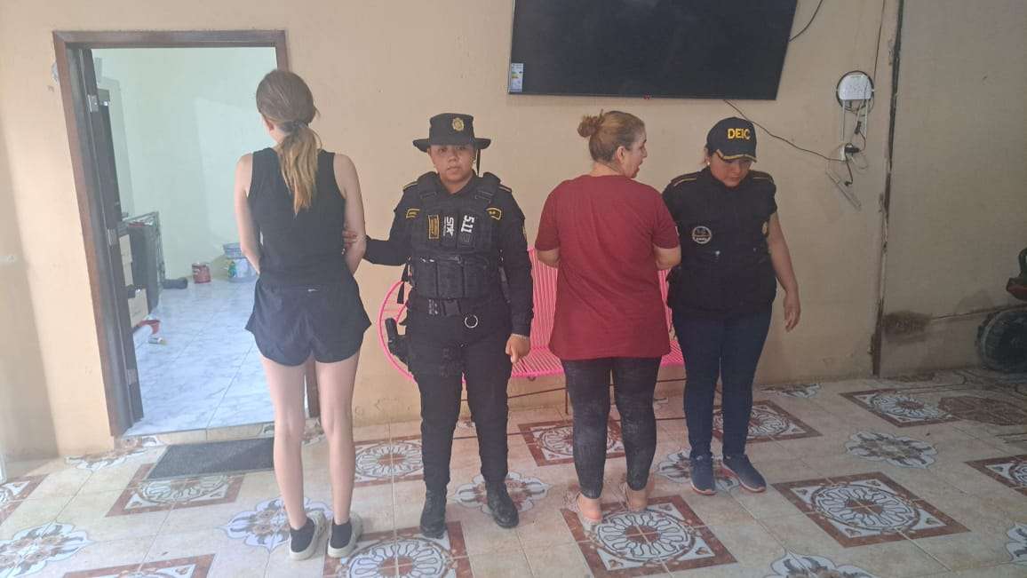 Madre e hija capturadas con más de 370 libras de marihuana y varias armas