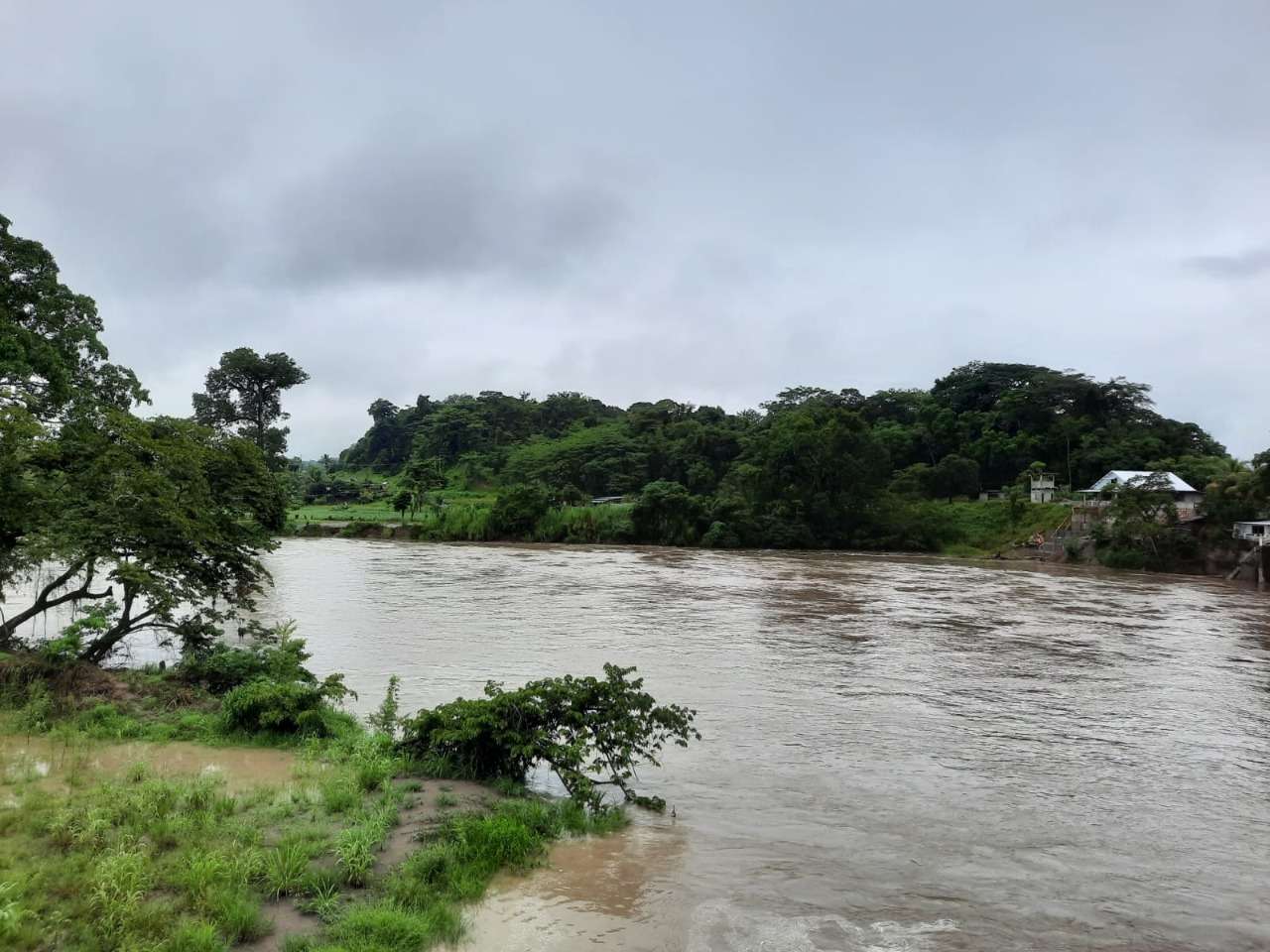Lluvia eleva niveles de ríos en Quiché, San Marcos y Petén