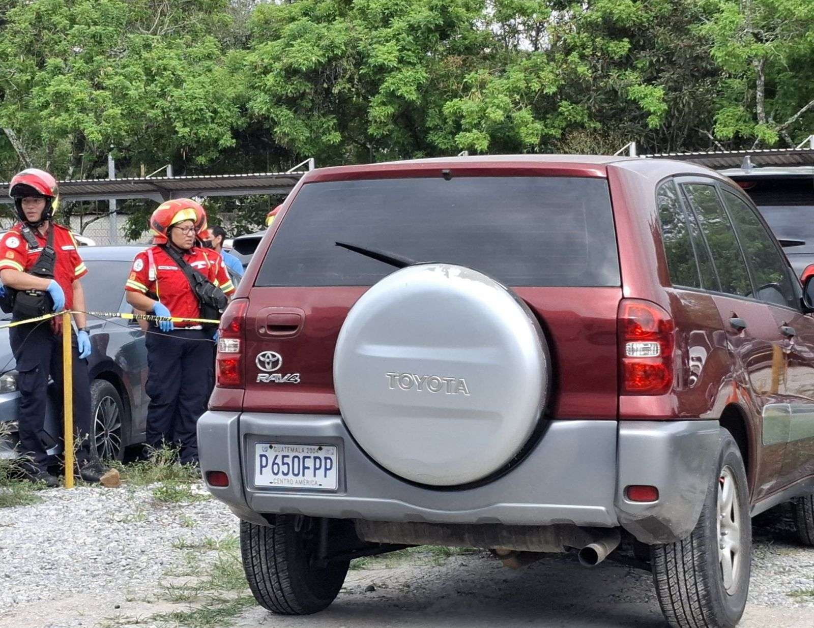 ÚLTIMA HORA | Hallan cuerpo sin vida dentro de un vehículo en parqueo de un centro asistencial en zona 11