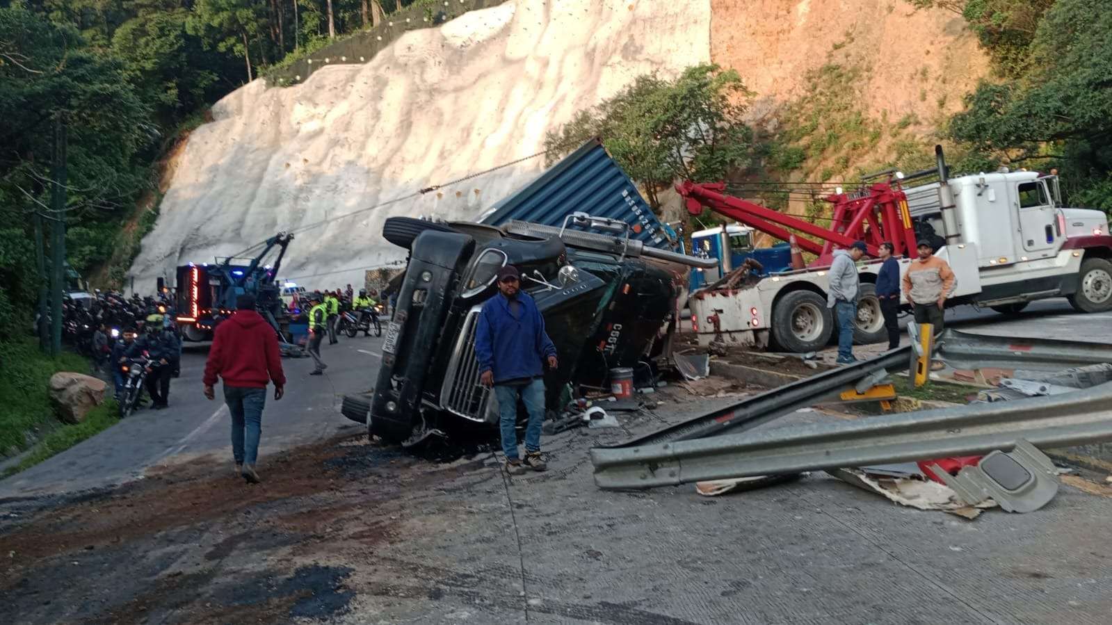 ÚLTIMA HORA | Kilómetros de tráfico en San Lucas por tráiler volcado en Ruta Interamericana