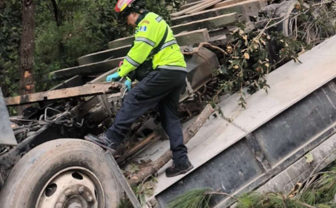 ÚLTIMA HORA | Camión pierde frenos y cae por barranco en Totonicapán
